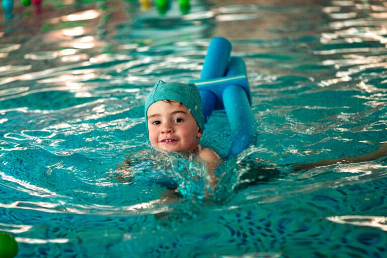 Jeune enfant dans l'eau