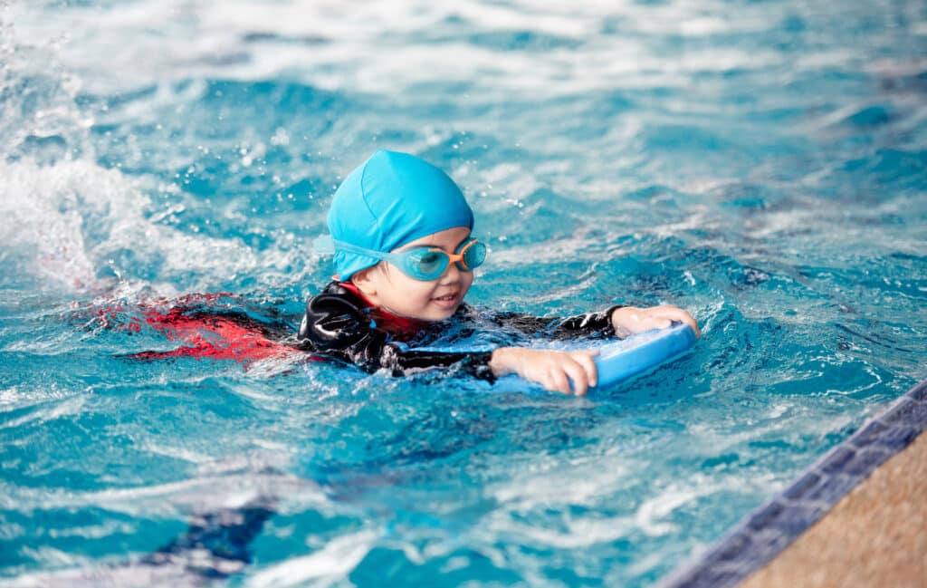 enfant de 4-5 ans danx l'eau