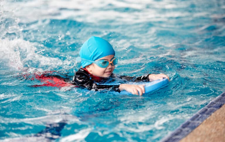 enfant de 4-5 ans danx l'eau