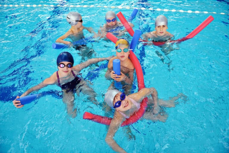Enfants dans l'eau