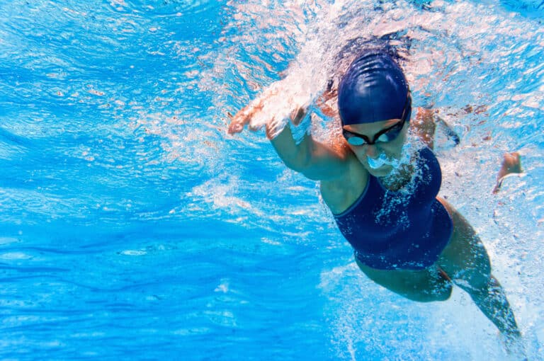 Nageuse de face pratiquant la nage libre