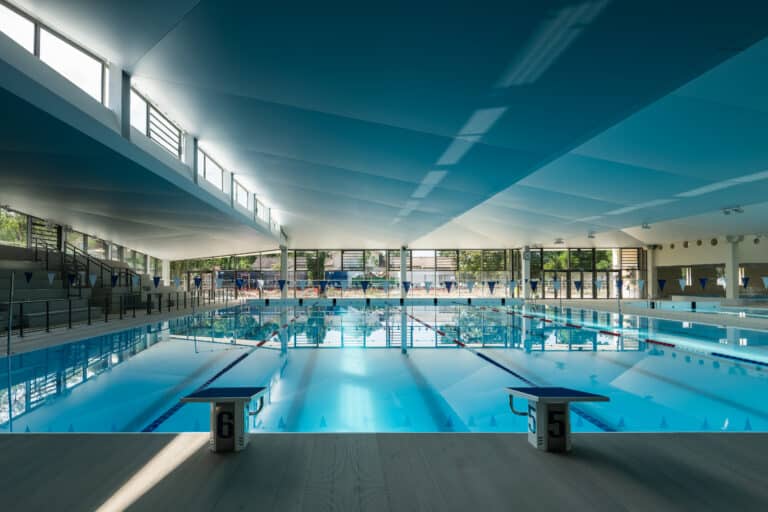 Le bassin de 25m avec les plots de départ.