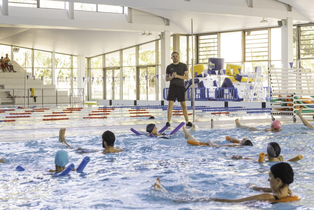 Adultes pratiquant l'aquagym à cazalet